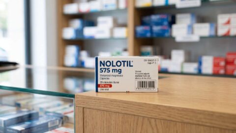 Caja de Nolotil metamizol 575 mg sobre el mostrador de madera en una farmacia