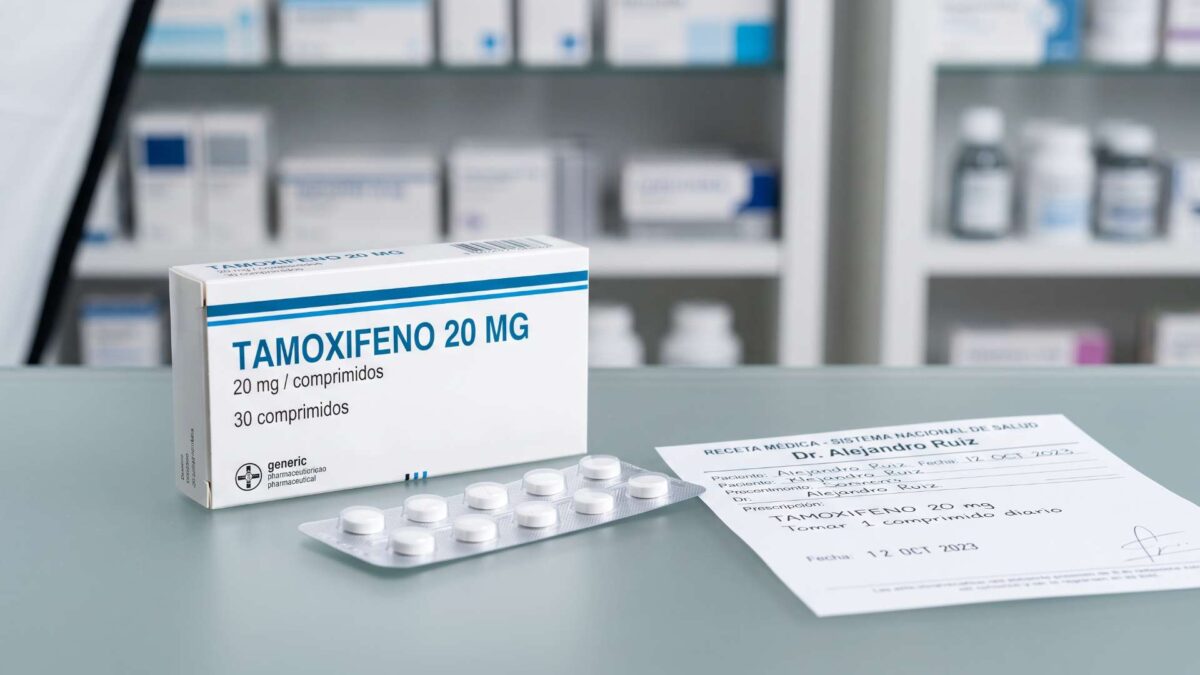 ¿Se puede comprar tamoxifeno sin receta? 3 Caja de tamoxifeno de 20 mg en comprimidos y receta medica oficial en el mostrador de una farmacia