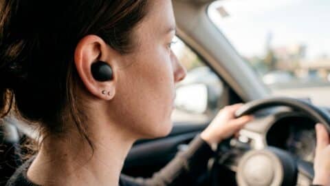 ¿Se puede conducir con los auriculares puestos?