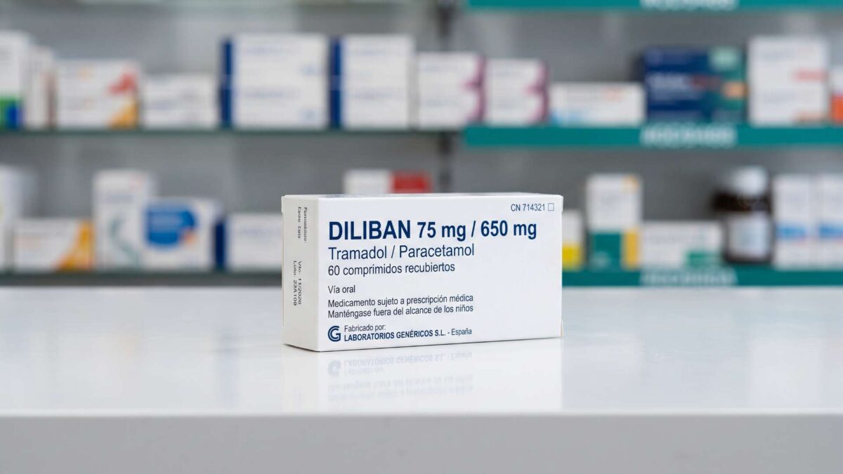 Caja de Diliban 75 mg y 650 mg sobre el mostrador de una farmacia con estantes de medicamentos al fondo
