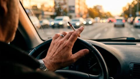 ¿Se puede fumar mientras conduces?