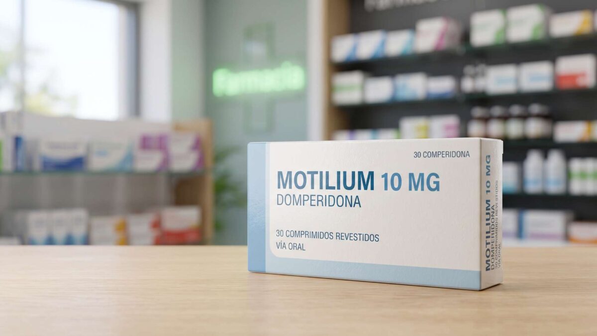 Caja de Motilium 10 mg con domperidona sobre el mostrador de madera de una farmacia.
