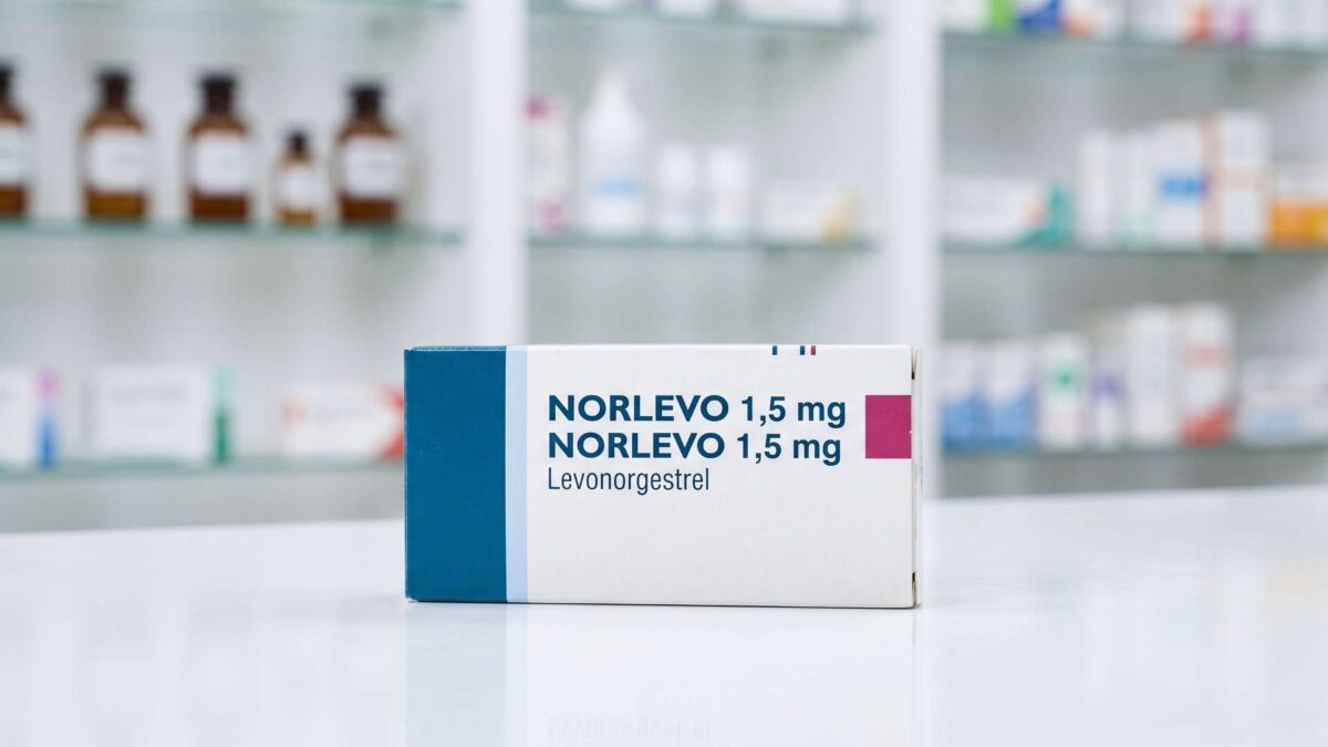 ¿Se puede comprar Norlevo sin receta? 3 Caja de Norlevo 1,5 mg levonorgestrel sobre el mostrador blanco de una farmacia