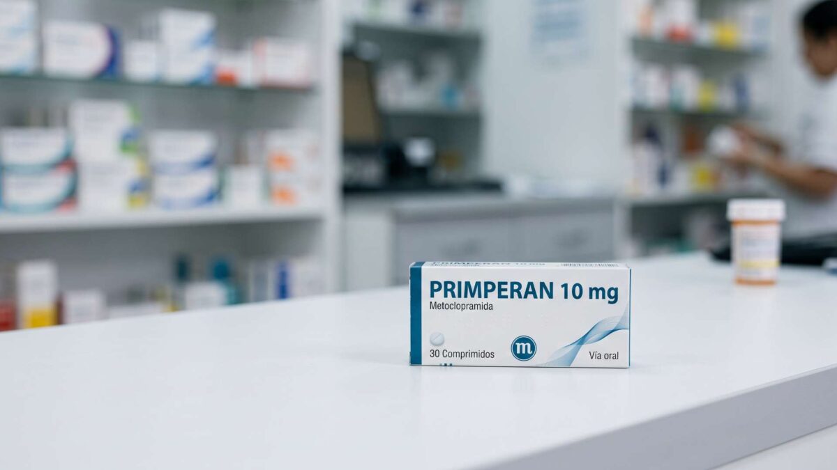 Caja de Primperan 10 mg sobre el mostrador de una farmacia para consultar su venta sin receta médica.
