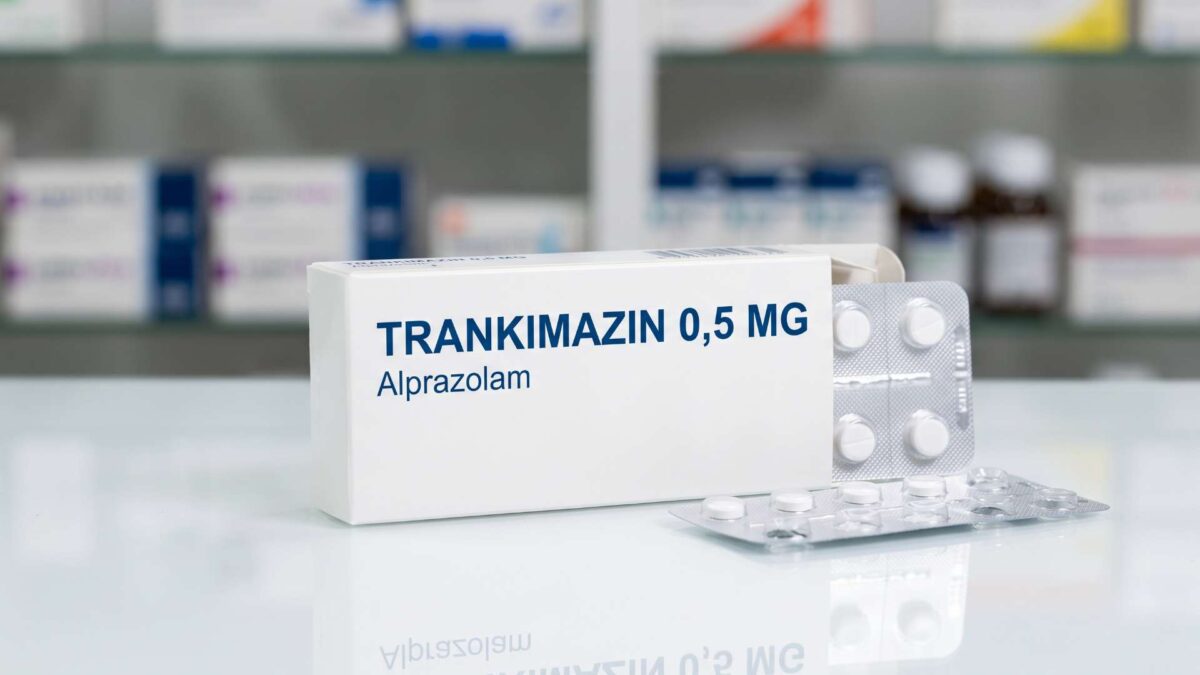 ¿Se puede comprar Trankimazin sin receta? 3 Caja de Trankimazin 0,5 mg alprazolam y blister de pastillas en mostrador de farmacia